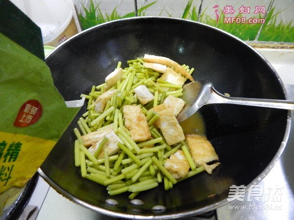 蒜苔烧豆腐的做法