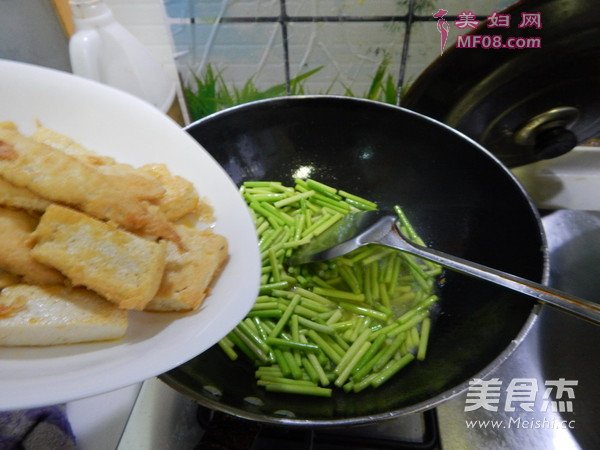 蒜苔烧豆腐的做法