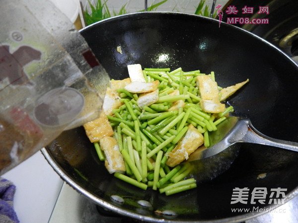 蒜苔烧豆腐的做法