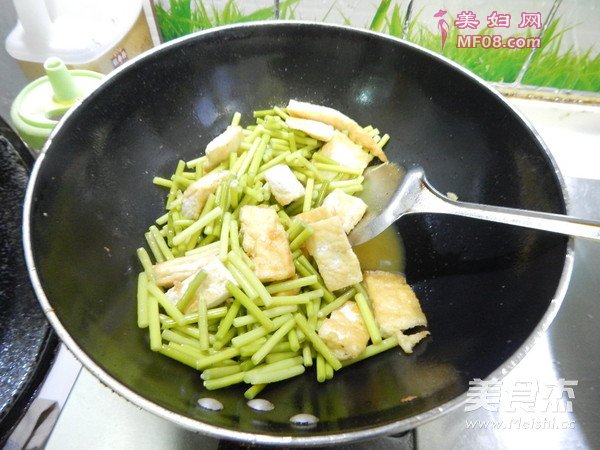 蒜苔烧豆腐的做法