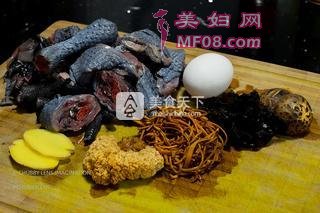 药膳虫草花什菌蒸乌鸡