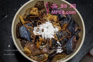 药膳虫草花什菌蒸乌鸡