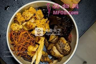 药膳虫草花什菌蒸乌鸡