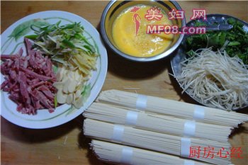 炒龙须挂面步骤1