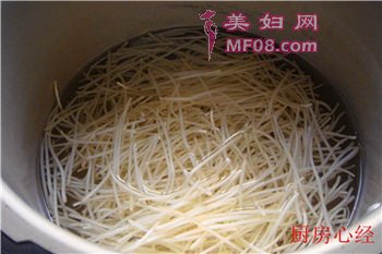 炒龙须挂面步骤5