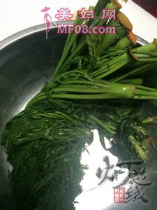 胡萝卜缨子豆沫就蜢子虾酱熥鸡蛋步骤2