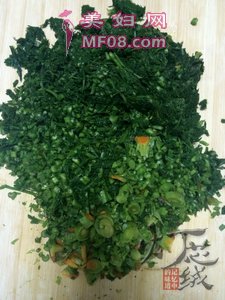 胡萝卜缨子豆沫就蜢子虾酱熥鸡蛋步骤3