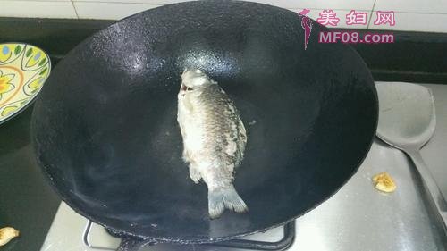 干锅鲫鱼的做法