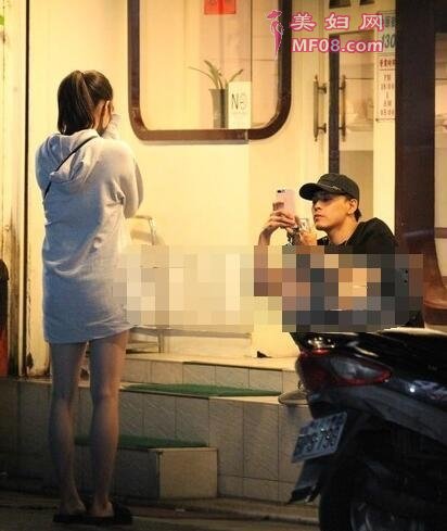 男伴化身摄影师为欧阳妮妮拍照