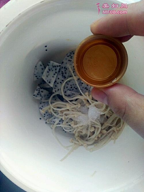 金针菇火龙果的做法
