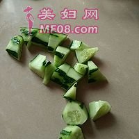 桃汁黄瓜的做法图解2