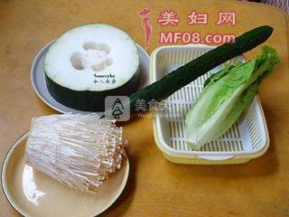 金针菇拌杂蔬的做法步骤：1