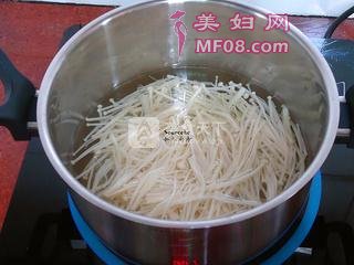 金针菇拌杂蔬的做法步骤：3