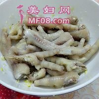 凉拌鸡脚的做法图解1