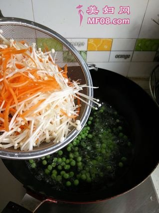 蒜香青豆拌金针菇