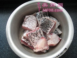五香熏鱼 —— 如何对付一条七、八斤的大草鱼的做法步骤：2