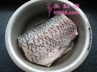 五香熏鱼 —— 如何对付一条七、八斤的大草鱼的做法步骤：1