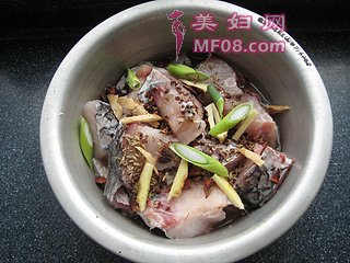 五香熏鱼 —— 如何对付一条七、八斤的大草鱼的做法步骤：3