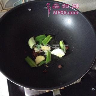 小鸡炖蘑菇的做法步骤：3