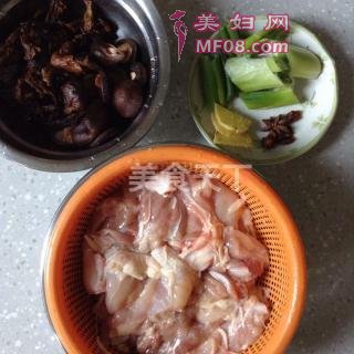 小鸡炖蘑菇的做法步骤：2