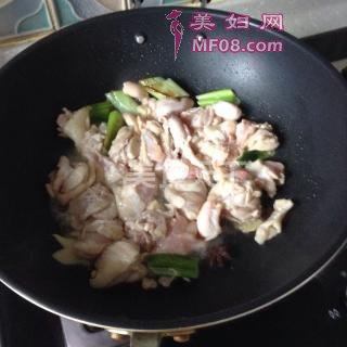 小鸡炖蘑菇的做法步骤：4