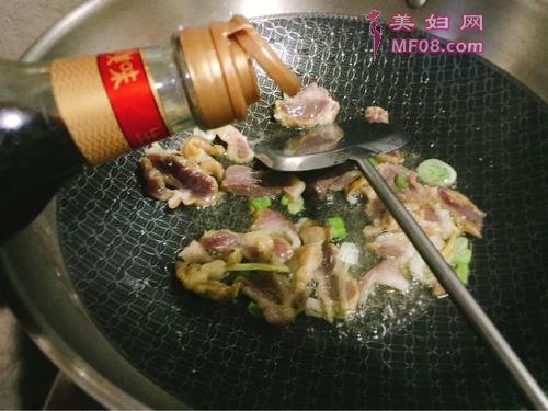 腊肉炖土豆的做法