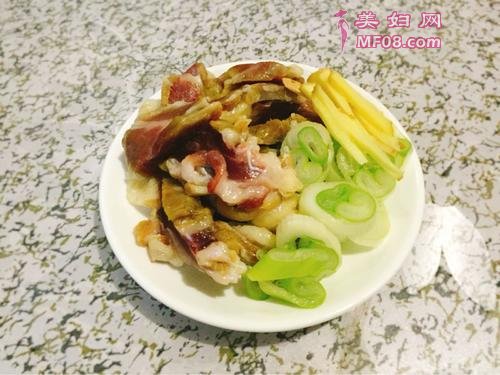 腊肉炖土豆的做法