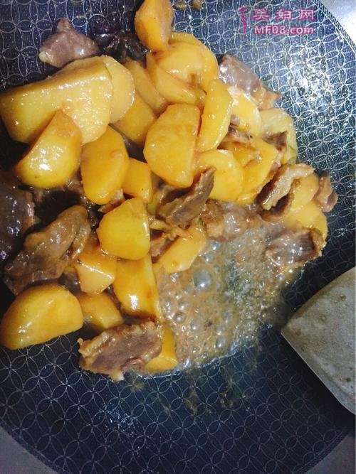 腊肉炖土豆的做法