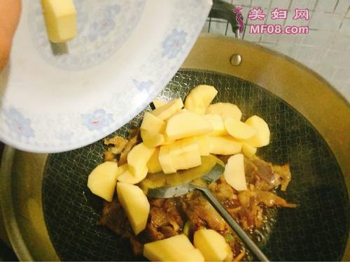 腊肉炖土豆的做法