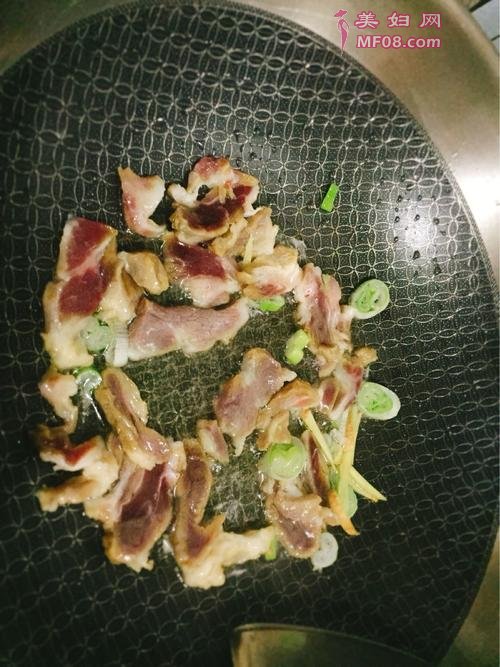 腊肉炖土豆的做法