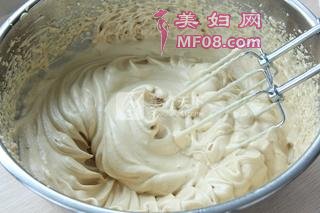 最适合女神滋补的蛋糕--红糖红枣戚风蛋糕的做法步骤：5