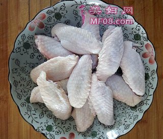 鸡翅炖胡萝卜的做法步骤：1