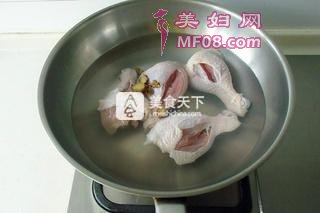 葱烧鸡腿的做法步骤：1