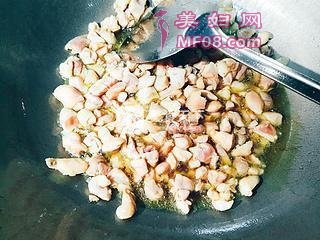 家常川味小炒鸡【三椒小煎鸡丁】的做法步骤：3