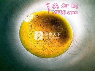 家常川味小炒鸡【三椒小煎鸡丁】的做法步骤：2