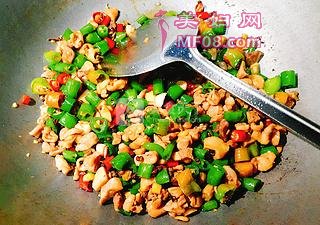家常川味小炒鸡【三椒小煎鸡丁】的做法步骤：6