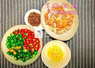 家常川味小炒鸡【三椒小煎鸡丁】的做法步骤：1