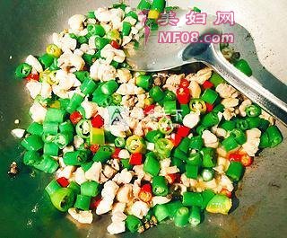 家常川味小炒鸡【三椒小煎鸡丁】的做法步骤：5
