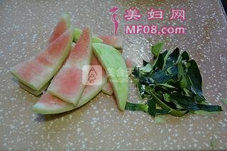 溪鱼干烧西瓜酱的做法步骤：1
