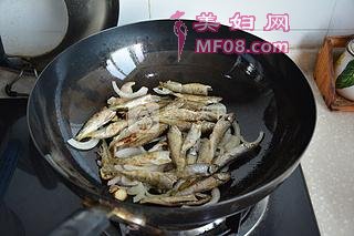溪鱼干烧西瓜酱的做法步骤：3