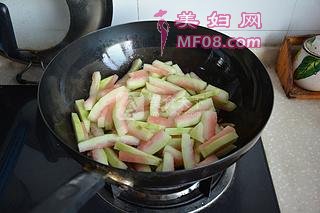 溪鱼干烧西瓜酱的做法步骤：4