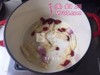 无水子姜闷鸭#厨房致欲系#的做法步骤：2