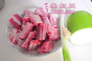 清爽排骨瓠瓜汤的做法步骤：1