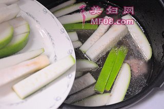清爽排骨瓠瓜汤的做法步骤：7