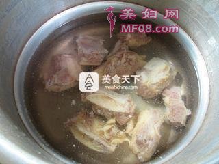 圆白菜牛排骨汤 的做法步骤：3