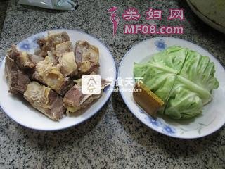 圆白菜牛排骨汤 的做法步骤：1