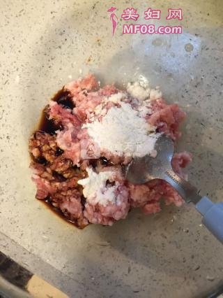 丝瓜丸子汤的做法步骤：1