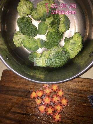 照烧鸡腿饭的做法步骤：1
