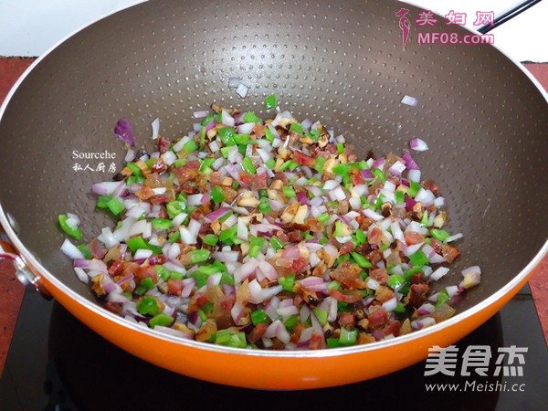 香菇腊肠焖饭的做法