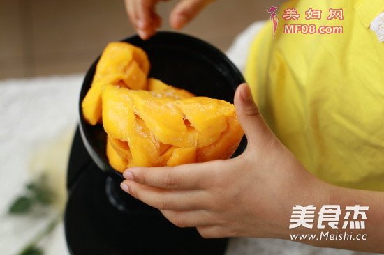 夏天来了--芒果冰淇淋的做法